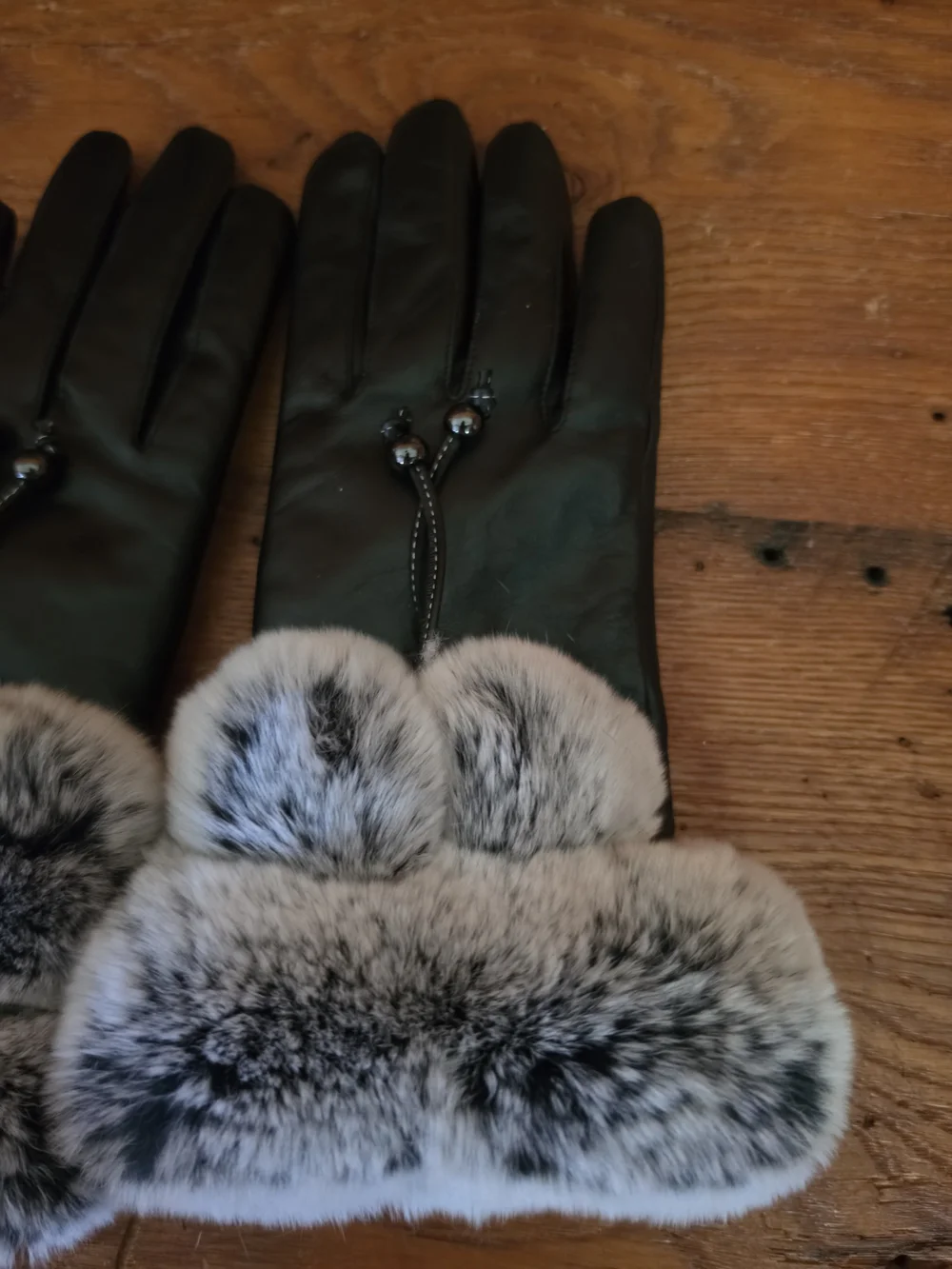 VIKIDEEr Black Leather Gloves with White-Gray Fur Cuffs